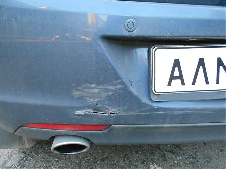Сквозное отверстие на заднем бампере Opel Astra