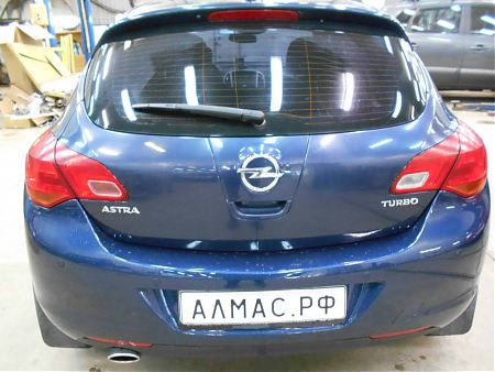 Задний бампер Opel Astra после ремонта и покраски