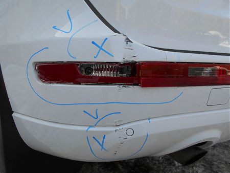 Разбитый задний фонарь и повреждение на бампере Audi Q5