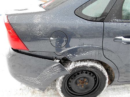 Автомобиль Ford Focus с поврежденным бампером