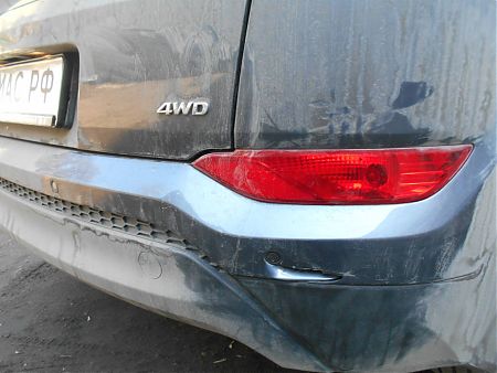 Бампер автомобиля Hyundai Tucson с рваной раной