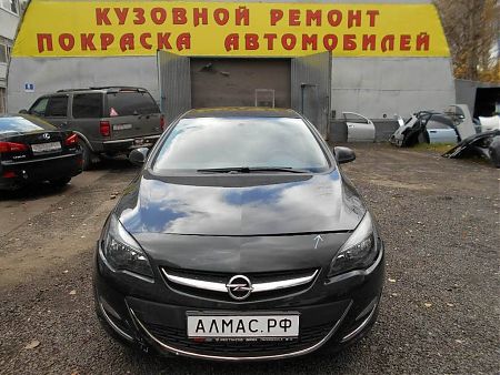 Общий вид повреждений Opel Astra спереди