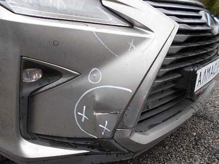 Повреждения на бампере Lexus RX300